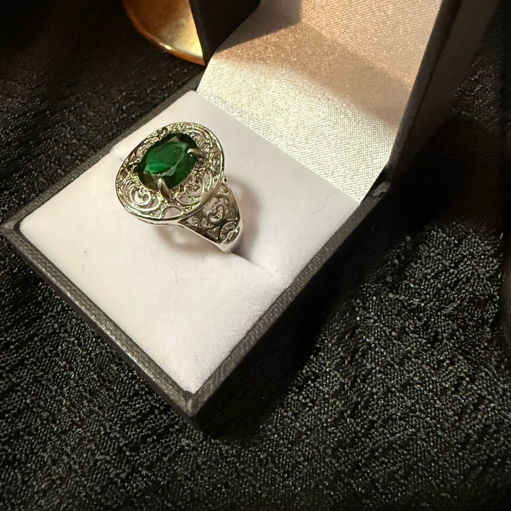 Silver plated filigree Ring with Green Gemstone size 8